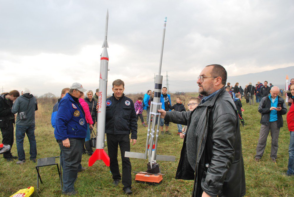 Meteor 1 a letajici TV vysilac